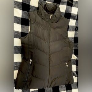 Banana Republic Women’s Black puffer winter vest. Sleeveless Coat Jacket